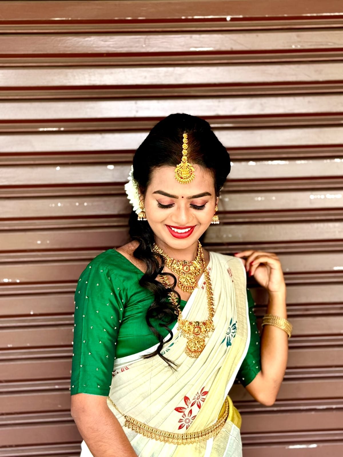 Bridal hairstyle and makeup in cream saree